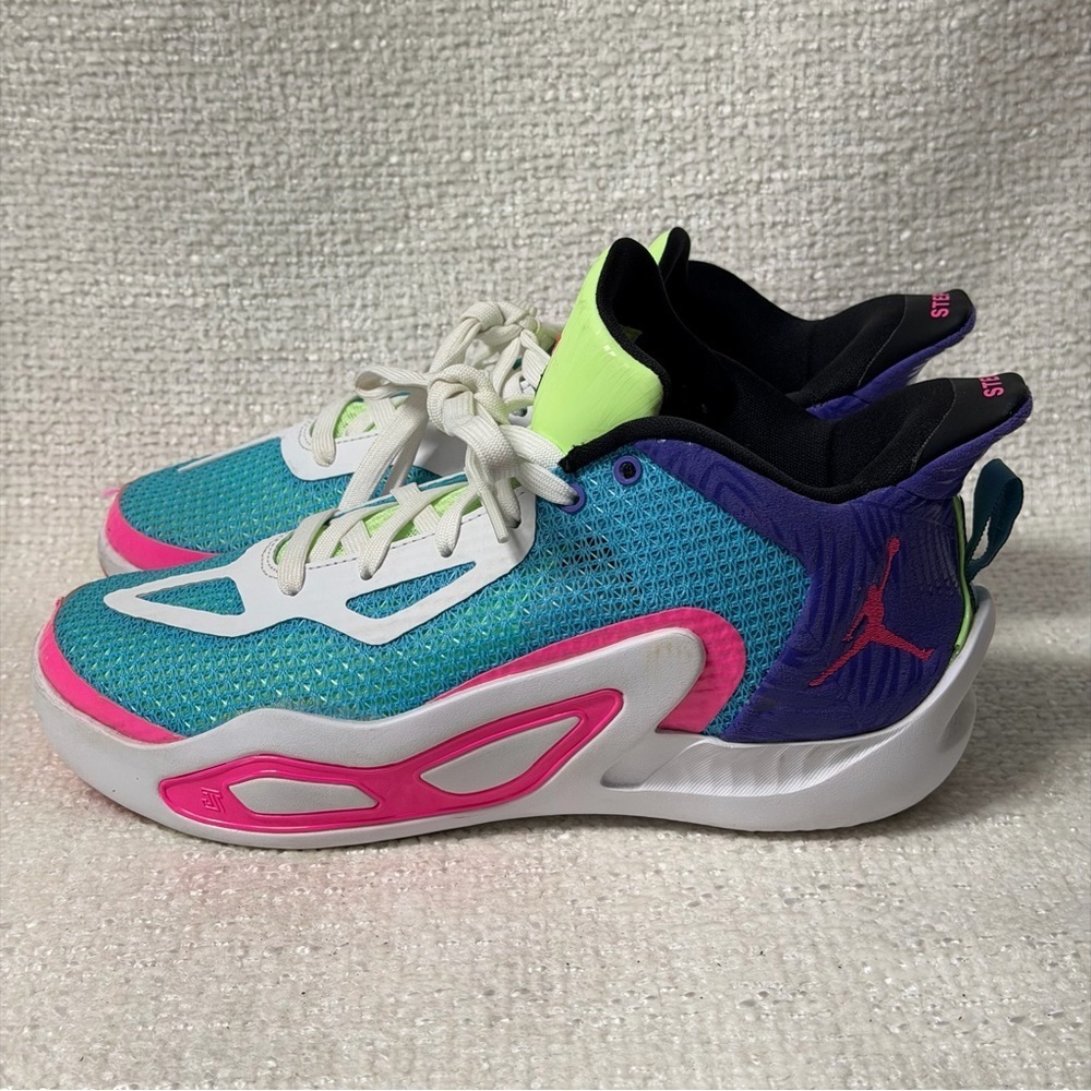 Nike Jordan Tatum 1
Basketball Shoes Youth Size
5.5Y Pink Wave Runner FV0172
400